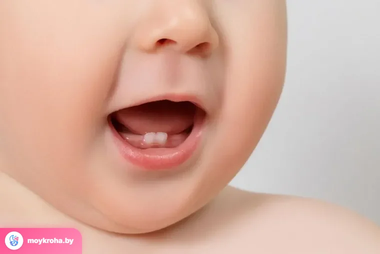 Крупный план улыбки малыша с двумя нижними резцами